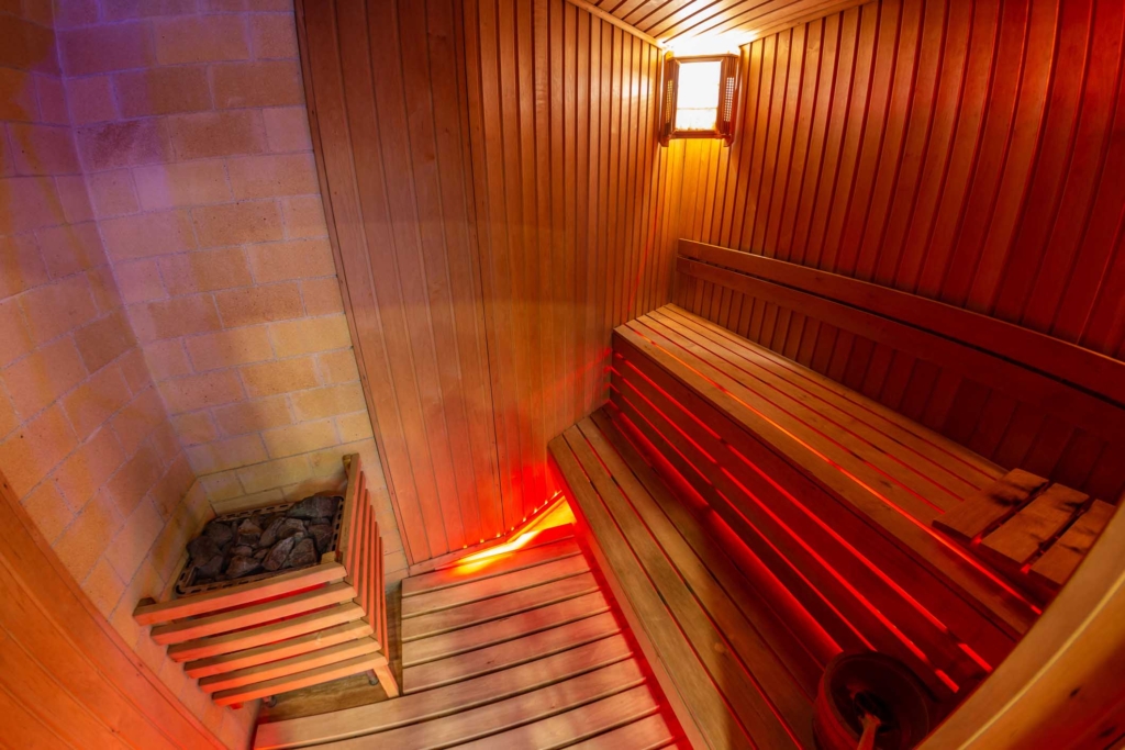 Infrarød sauna med lavere temperatur sammenlignet med traditionel sauna til skånsom varmebehandling
