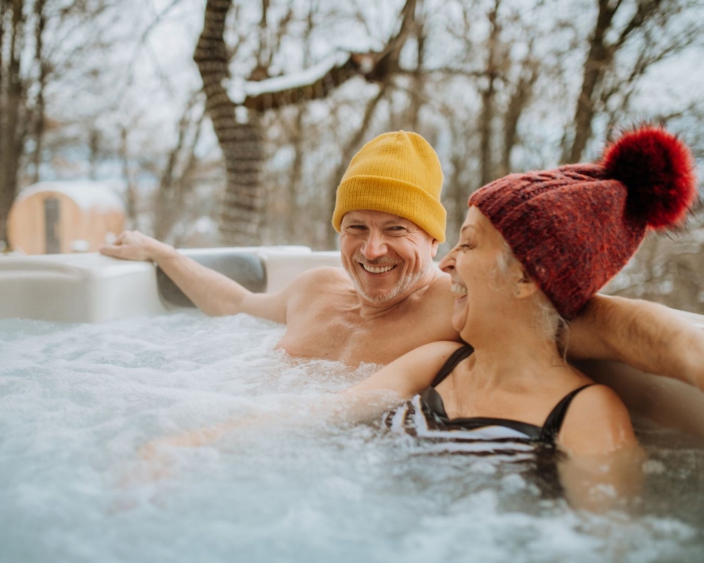 Udendørs spa med bobler og LED lys i hyggeligt havemiljø