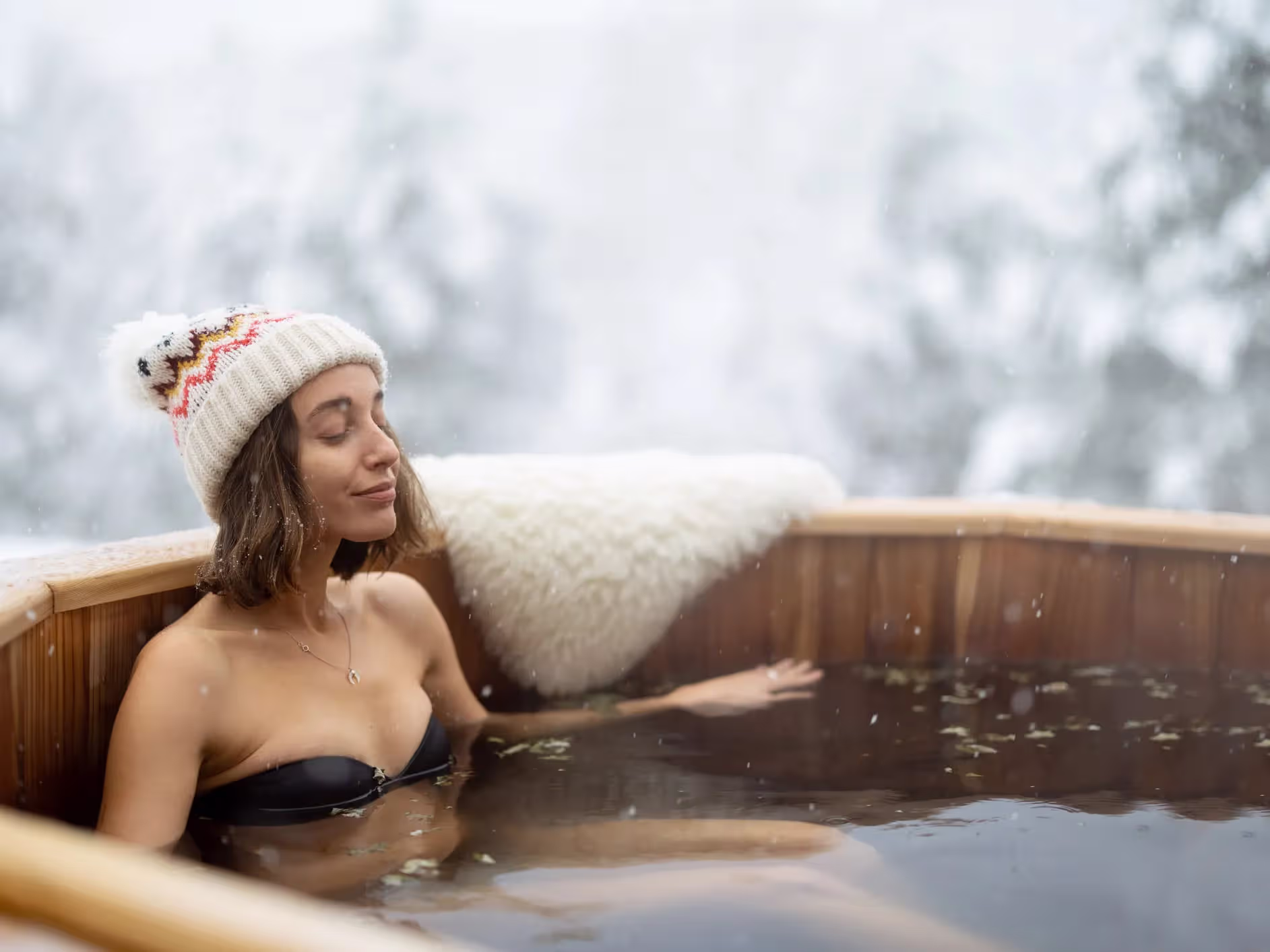 Traditionelt vildmarksbad opvarmet med brændeovn til afslapning og hygge udendørs