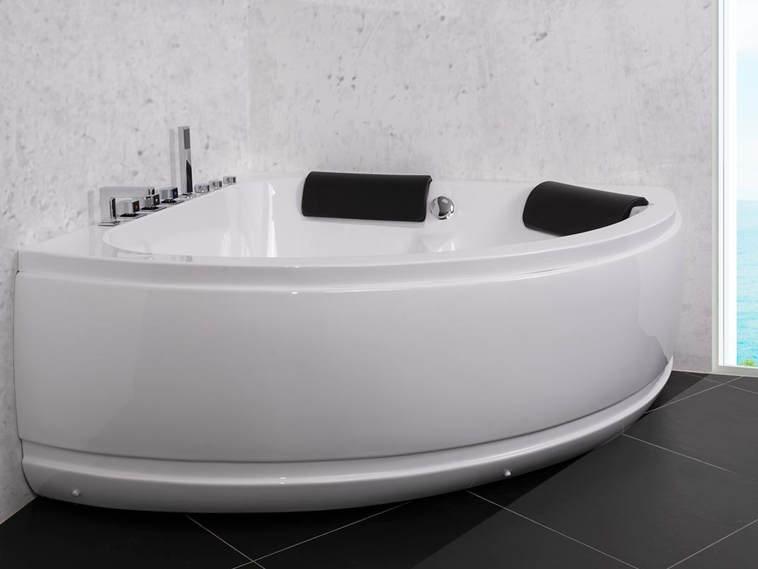 1011 Deco indespa 153 cm højredrejet, i badeværelsesmiljø. Fra SPA Kompaniet.