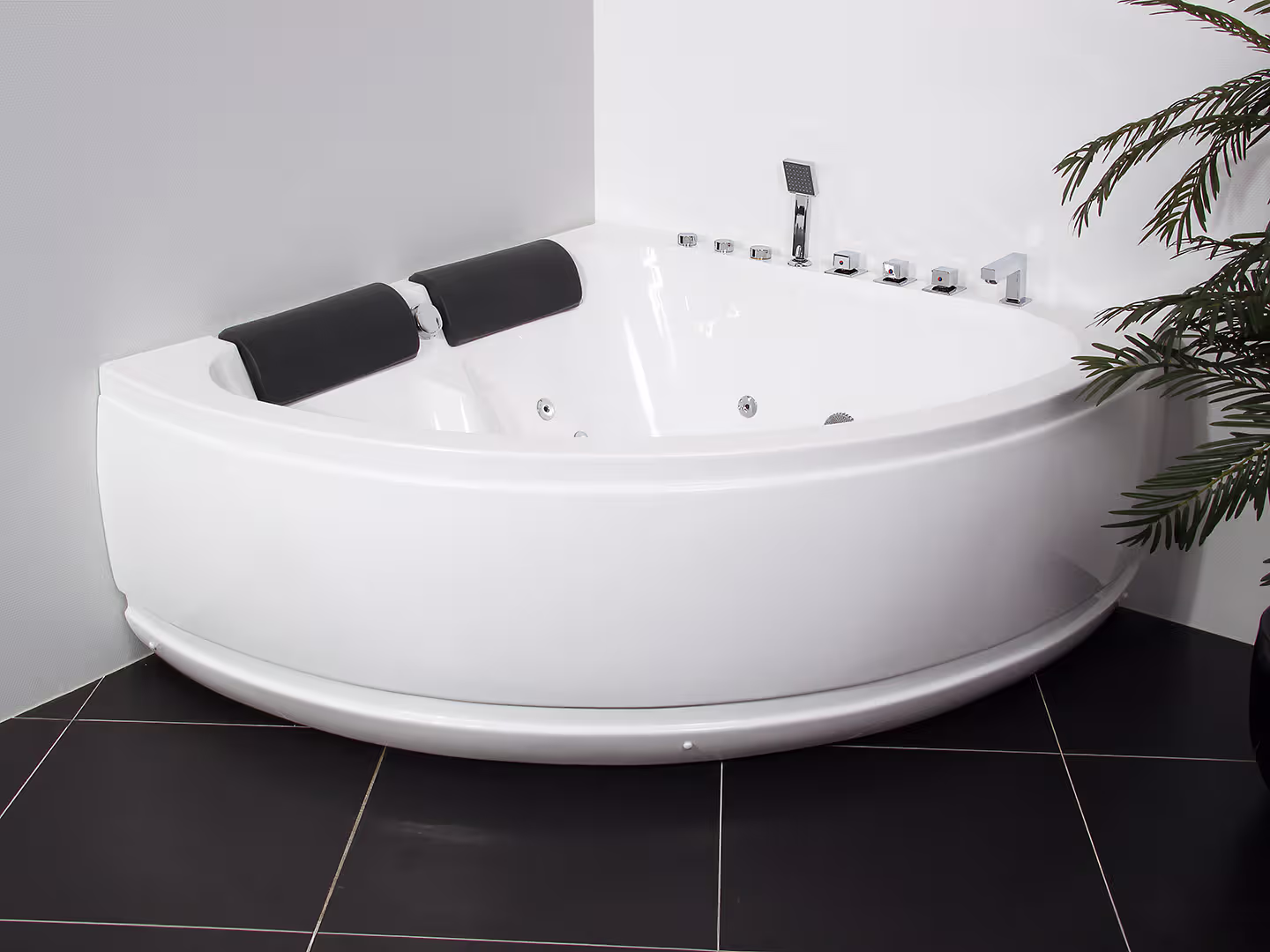1012 Deco indspa 153 cm, venstredrejet i badeværelsesmiljø. Fra SPA Kompaniet
