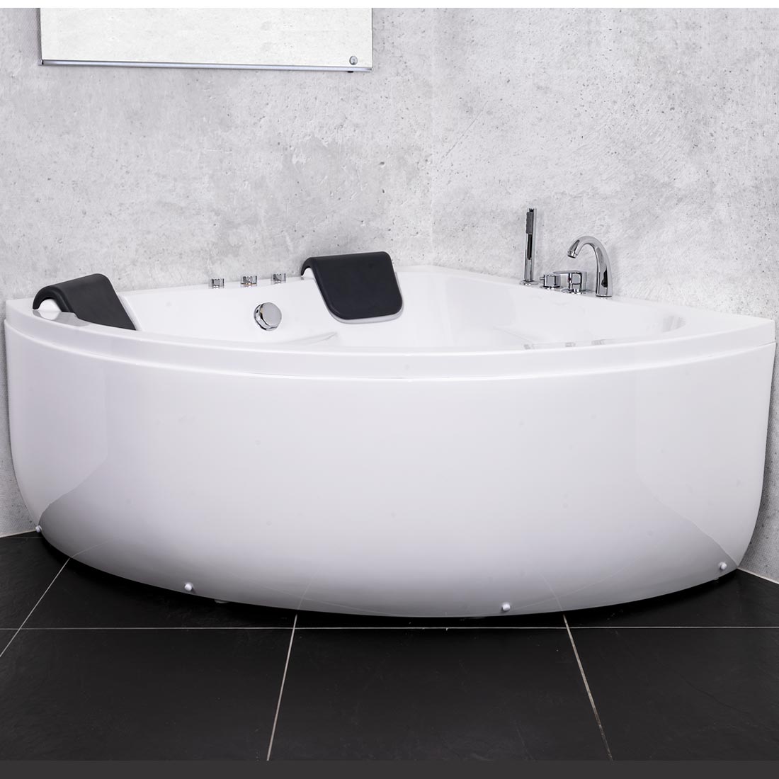 1018 Freedom indespa 140 cm i badeværelsesmiljø. Fra SPA Kompaniet.