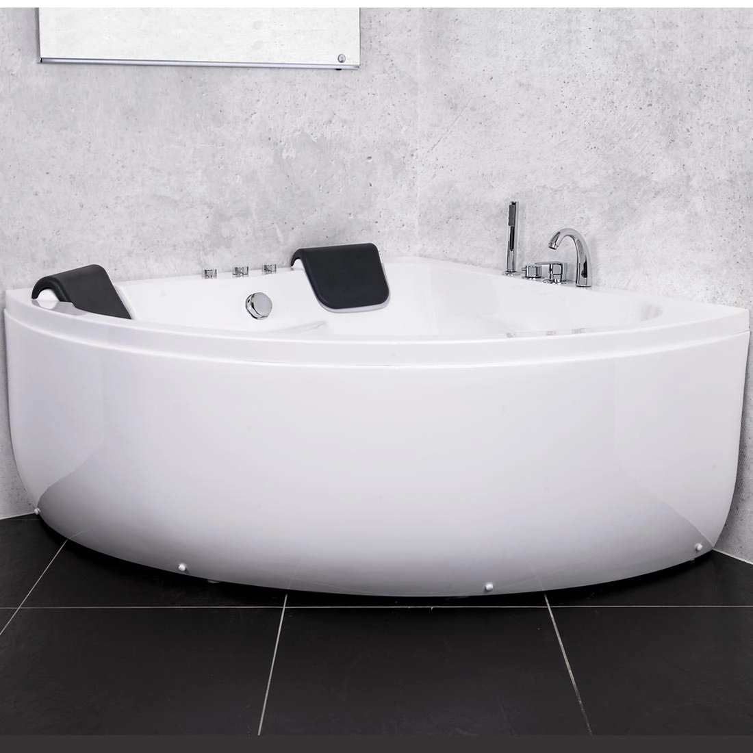 1018 Freedom indespa 140 cm i badeværelsesmiljø. Fra SPA Kompaniet.