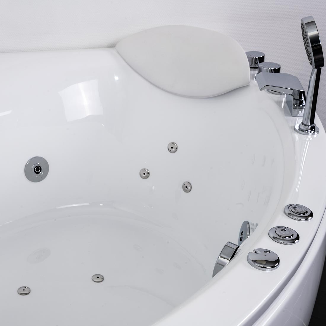 Armatur och nackkudde i 1039 Unikt inomhusspa. Från SPA Kompaniet