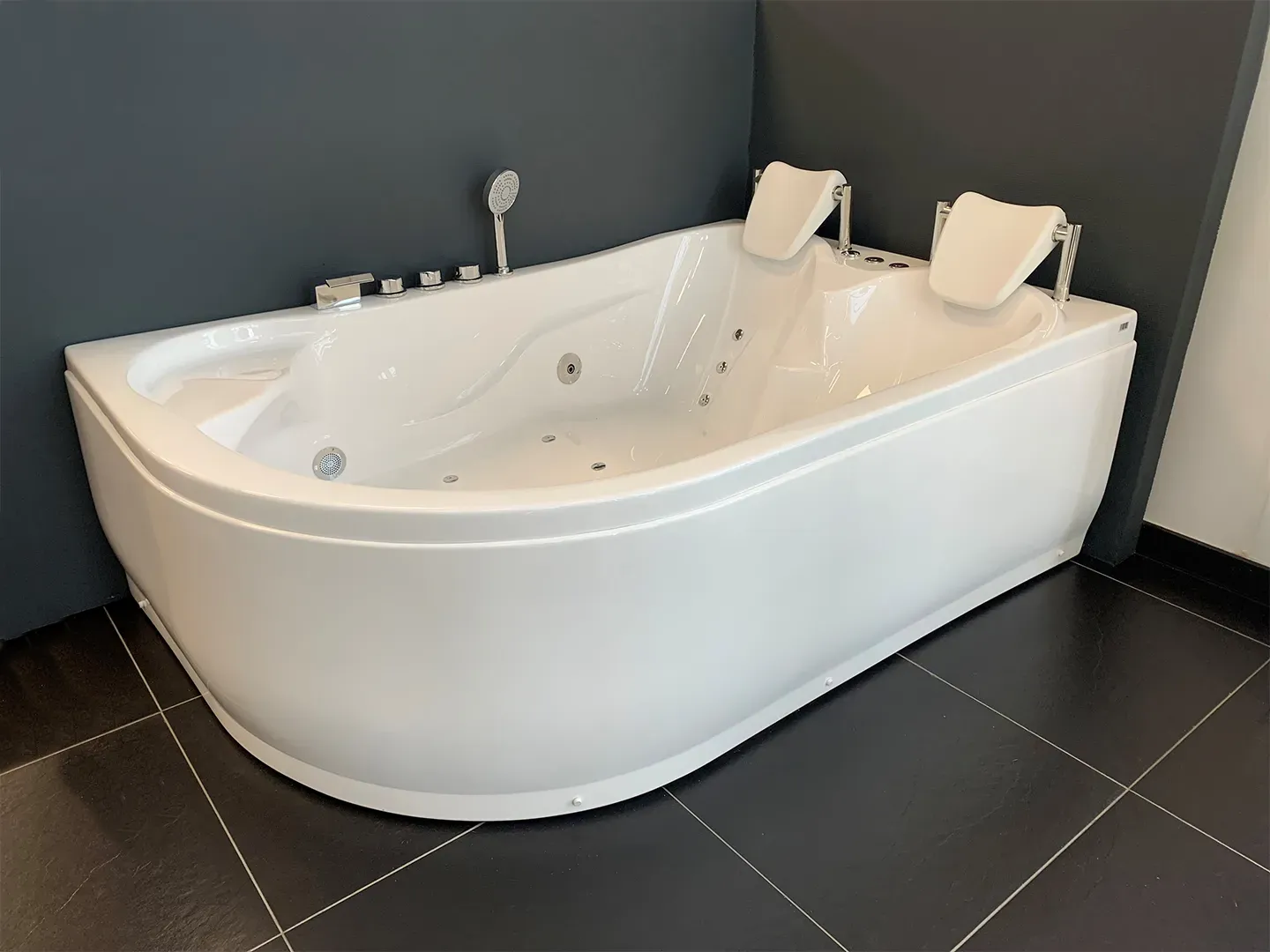 1043 Himalaya indespa 182 cm højredrejet i et badeværelsesmiljø. Fra SPA Kompaniet.