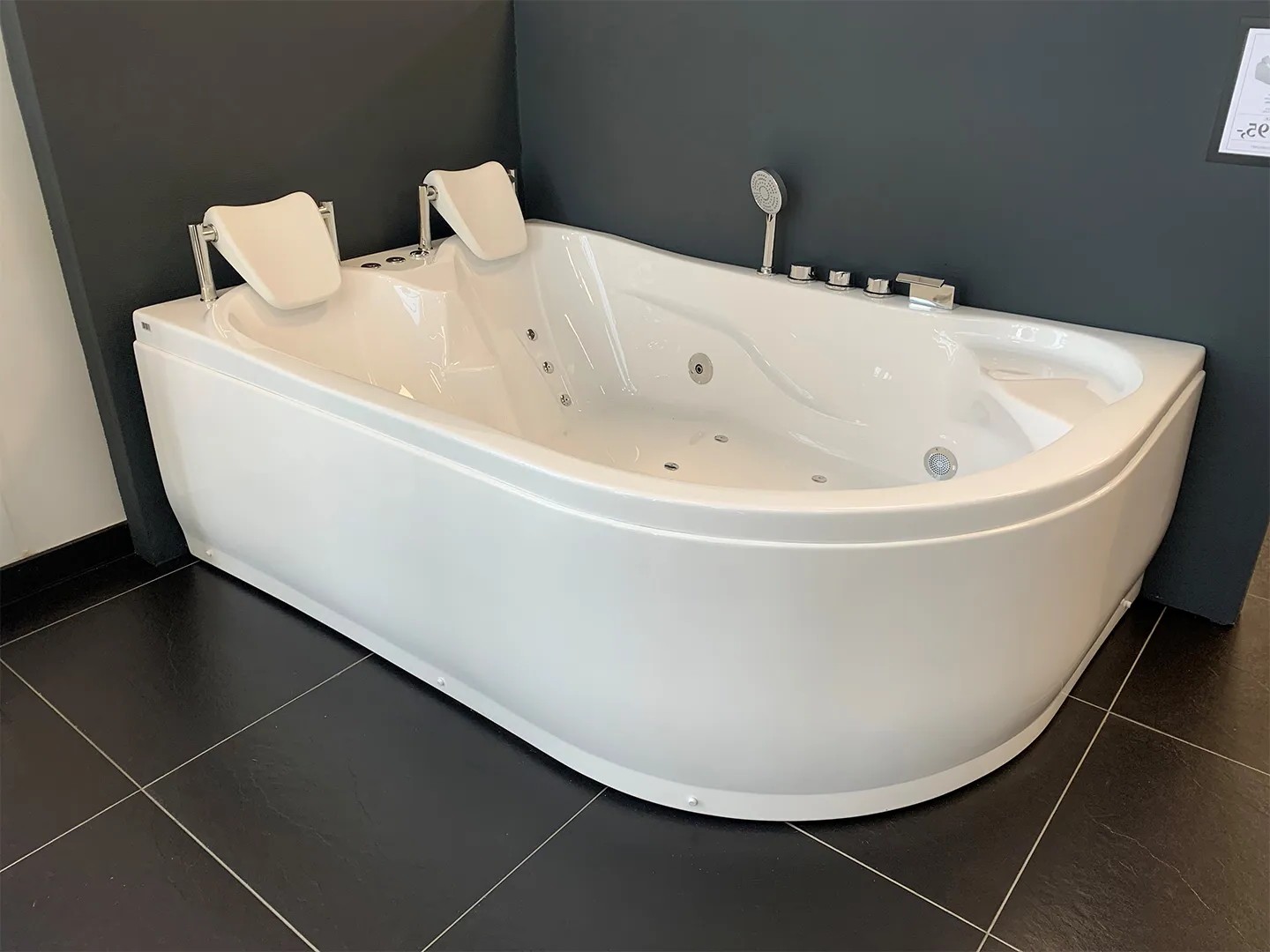 1044 Himalaya inomhusspa 182 cm vänstersvängt i badrumsmiljö. Från SPA Kompaniet.