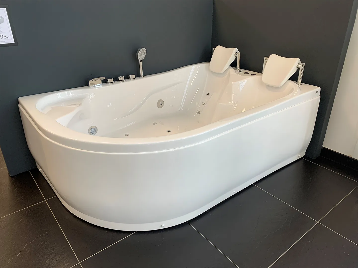 1044 Himalaya indespa 182 cm venstredrejet i et badeværelsesmiljø. Fra SPA Kompaniet.