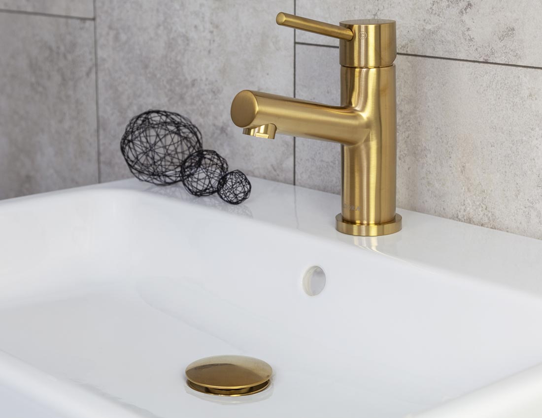 5763 Nostalgi vandhane i børstet guld med tilsvarende bundprop. Monteret. Fra SPA Kompaniet.