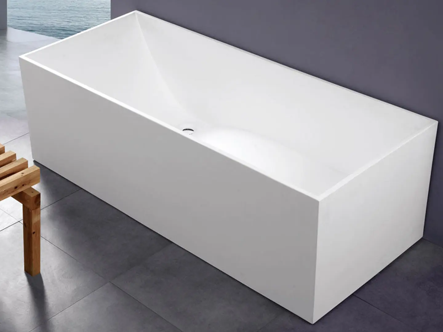 Badia hvidt RockSolid stenbadekar, 150 cm. i et badeværelsesmiljø. Fra SPA Kompaniet.