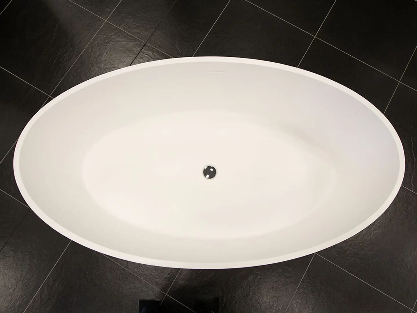 Topbillede af Lesina Rocksolid stenbadekar. Fra SPA Kompaniet.