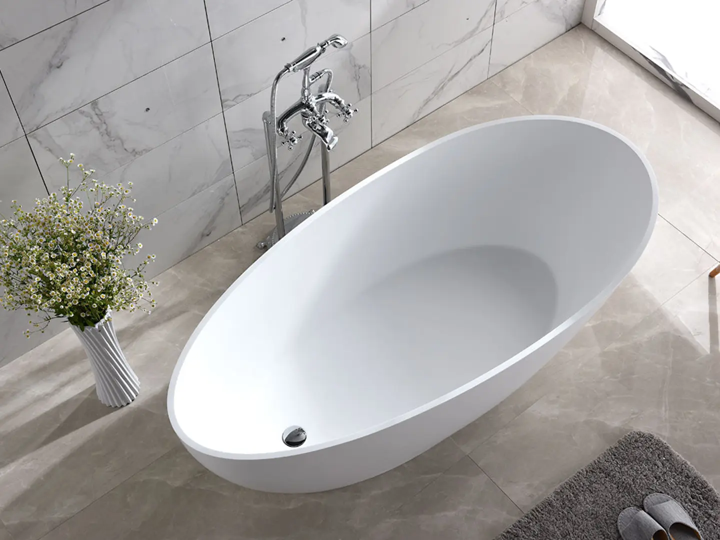 Rimini Uno RockSolid stenbadekar 170 cm i badeværelsesmiljø. Fra SPA Kompaniet.
