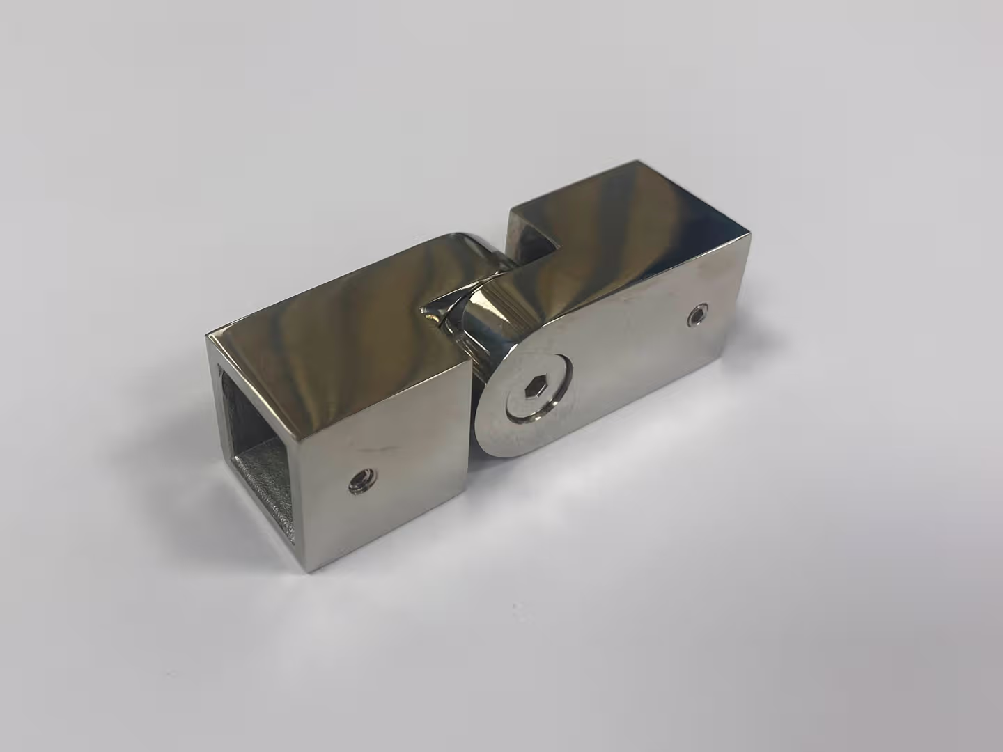 8425 Justerbart hjørnebeslag til 15 x 15 mm firkantet støttestang, i krom. | SPA Kompaniet.