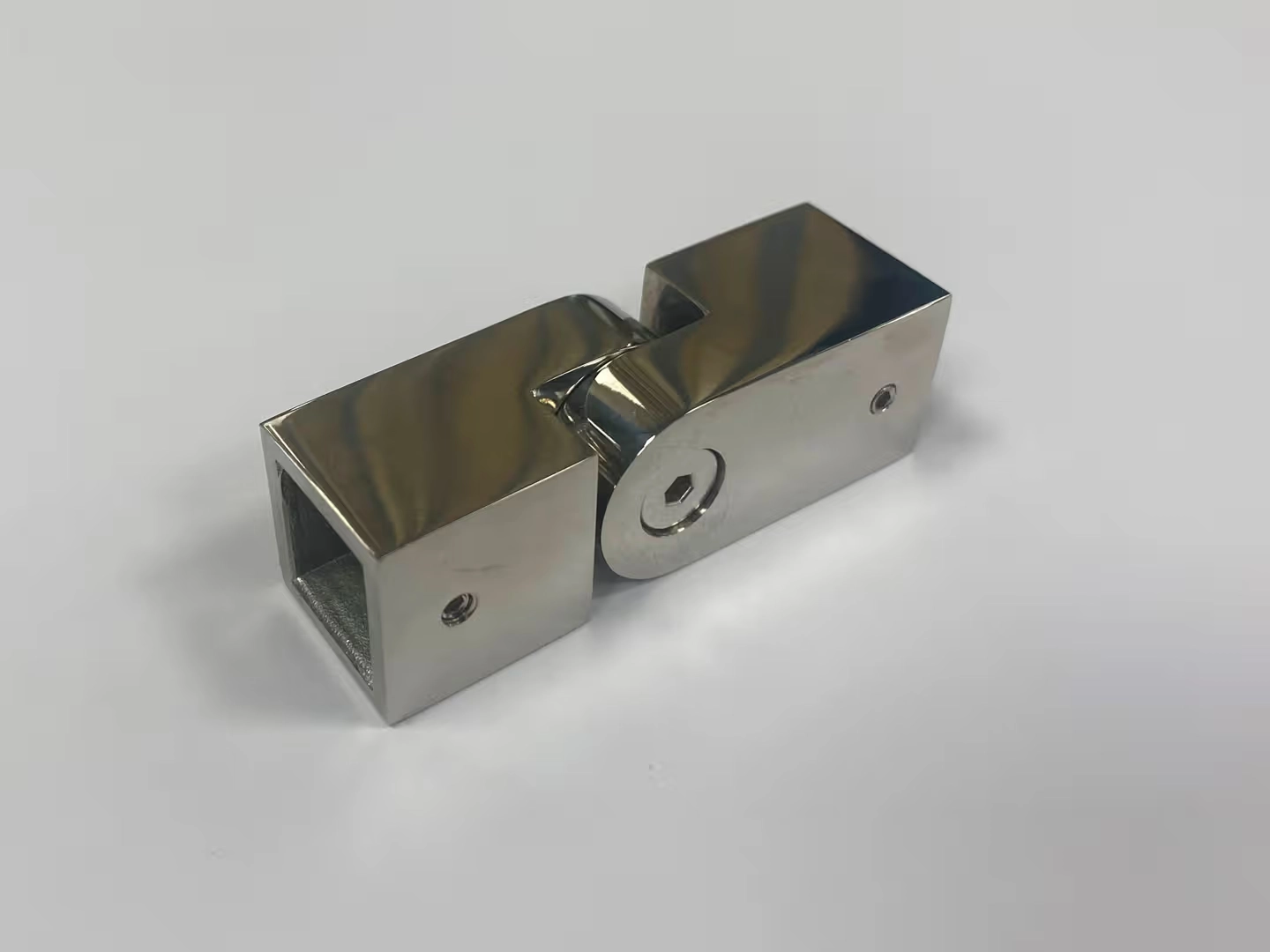 8425 Justerbart hjørnebeslag til 15 x 15 mm firkantet støttestang, i krom. | SPA Kompaniet.