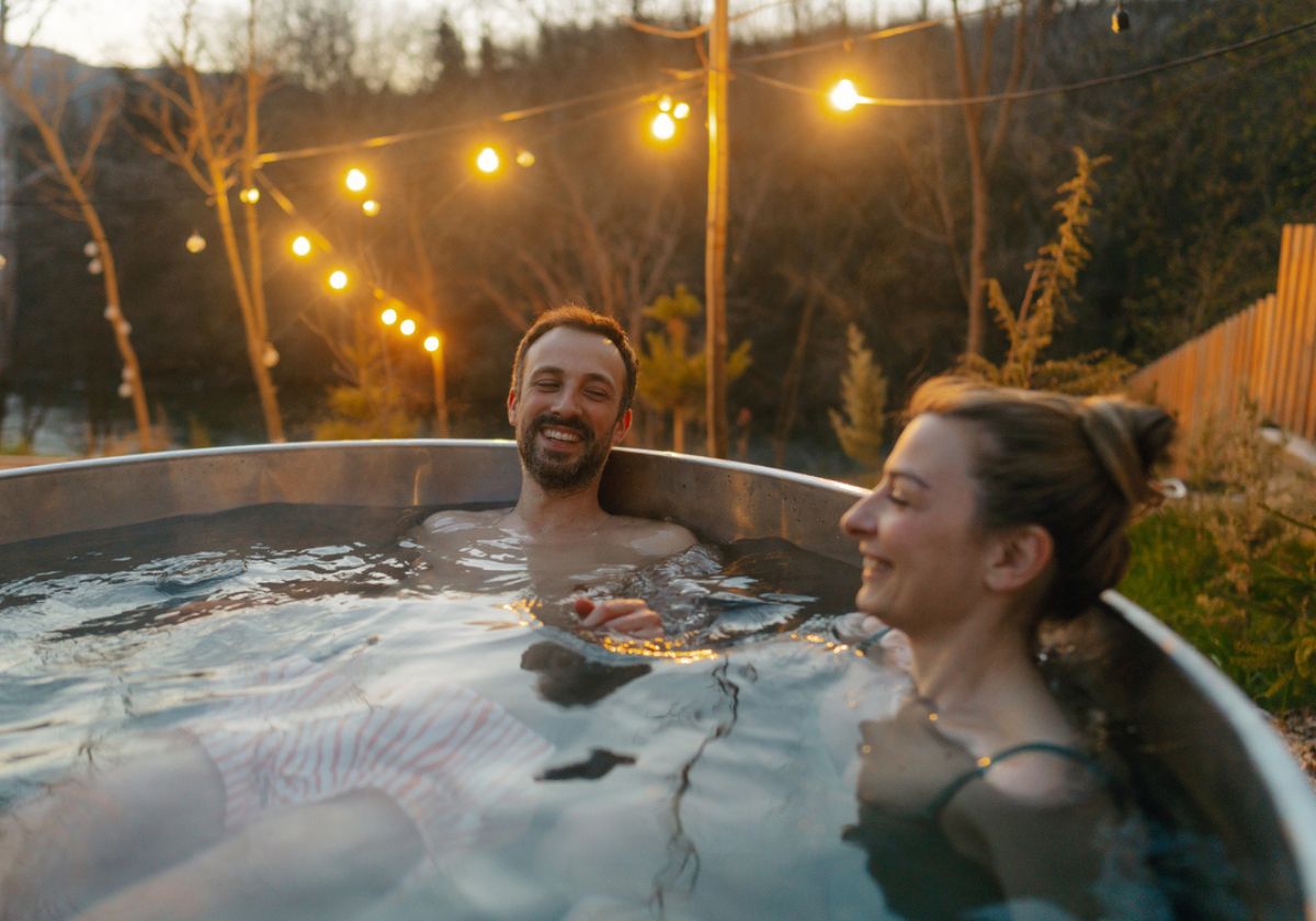 Vildmarksbad i haven der skaber en hyggelig udendørs wellnessoplevelse året rundt