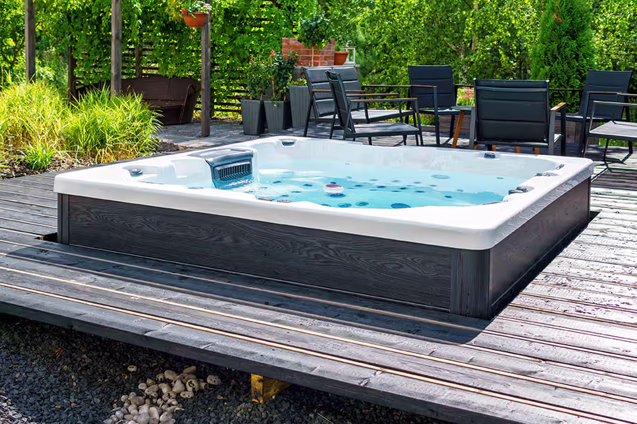 Udendørs spa i have med varmt vand klar til afslapning